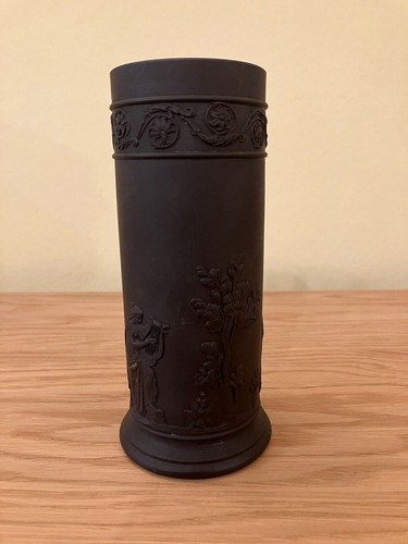 Wedgwood black basalt spill - black,
