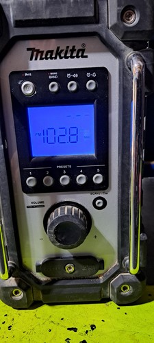 Makita dmr107 portable fm - makita,