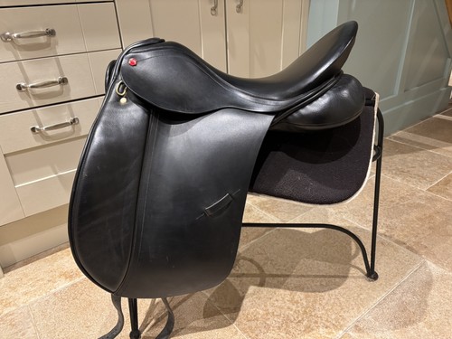 Albion dressage saddle - 17.5”,