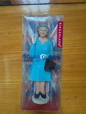 Waving Solar Queen Solar Powered Queen Elizabeth II Novelty Kikkerland Assorted