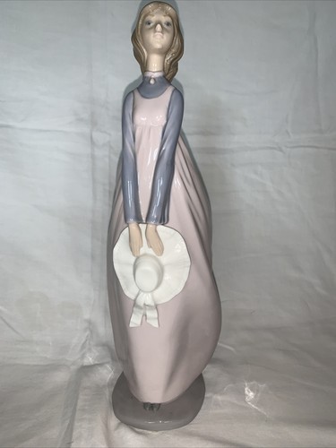 Nao lady with hat figurine - nao,