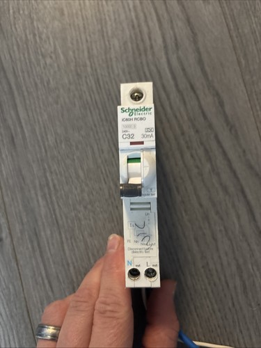 Schneider ic60h a9d11832 - schneider,
