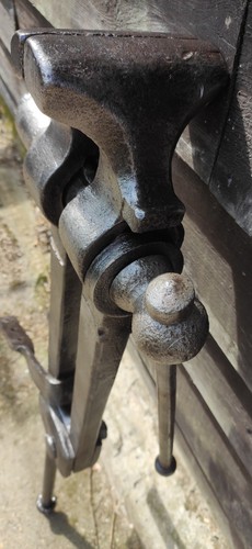 Blacksmiths leg vice - blacksmiths, vice.