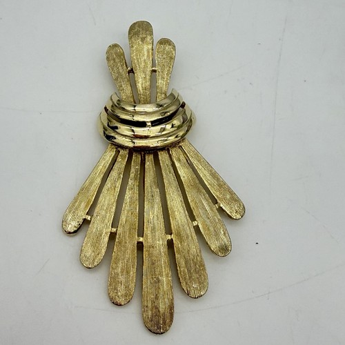 Vintage coro pendant gold - vintage, tone