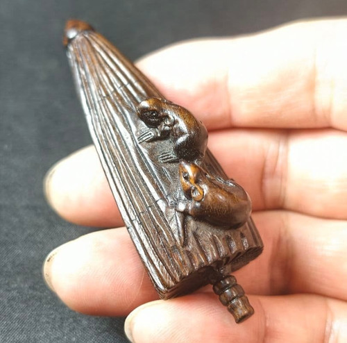 Mouse umbrella netsuke - umbrella, wood
