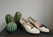 Stunning lace bridal shoes by