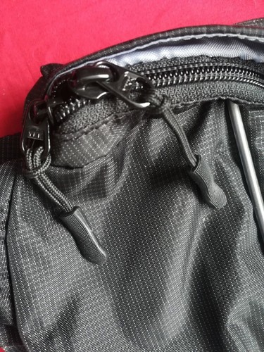 Black zipper zip tag - black,
