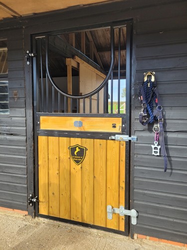 Horse stable barn - horse, doors/