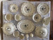 Complete dining service for 6