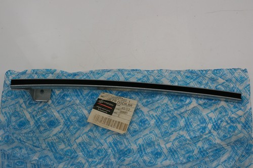 Right window glass guide