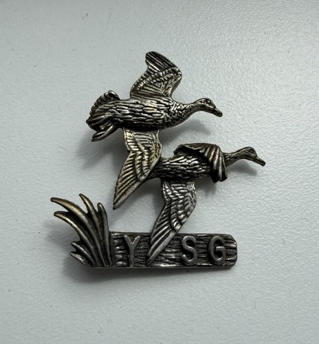 Vintage brown pewter pin - r,