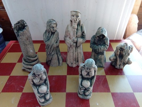 Chess set molds sorcerer