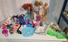 beautiful lot of 7 dolls including Barbies (1966, 1999) many clothes and accessories
