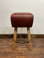 Pommel stool with dark tan /