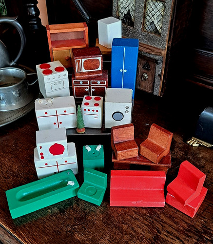 Vintage dolls house - dolls',