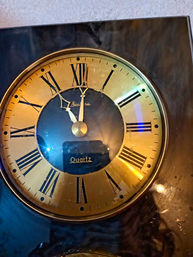 Tempus fugit quartz wall - fugit,