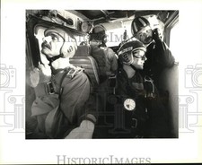 1993 Press Photo Sky diving instructors with student prepare to jump - noc61602