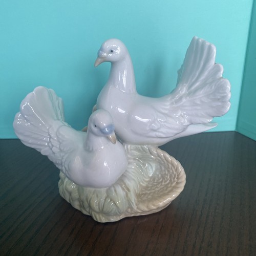 Figurine ornament porcelain - figurine,