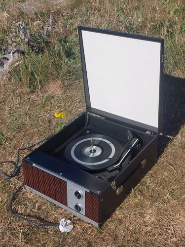 Vintage ferguson 3050 portable - vintage,