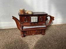 Swineside Teapottery, Piano