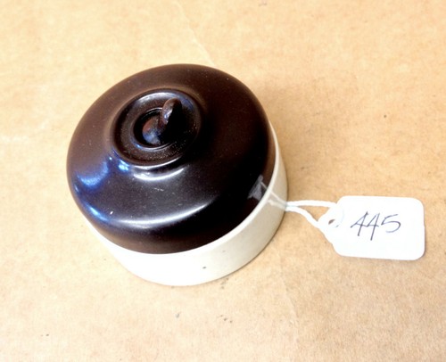 Round brown bakelite - (445),