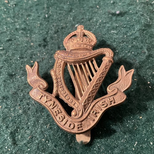 Tyneside irish cap badge - ,