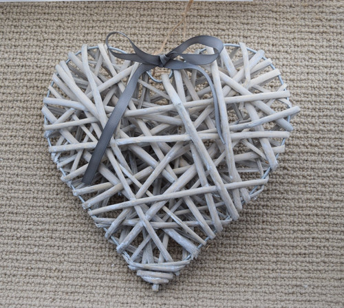Light grey wicker heart - light,
