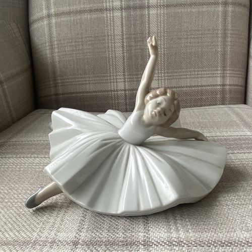 Unmarked white ballerina - unmarked,