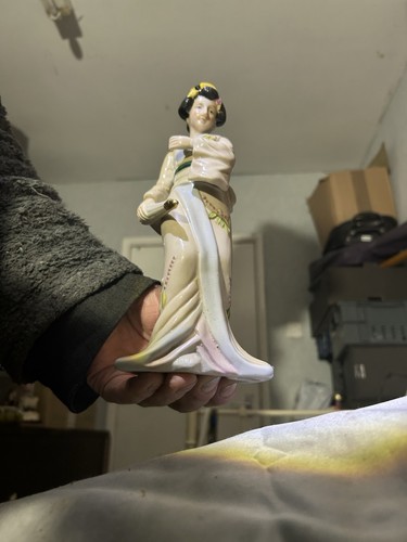 Unmarked geisha figurine - unmarked,