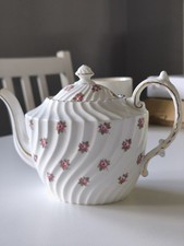 AYNSLEY England Swirled Body