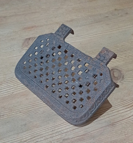 Cast iron hanging hearth - , or