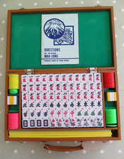 VINTAGE MAH JONG SET IN A CARRY CASE COMPLETE WITH 148 TWO TONE TILES MAH JONGG