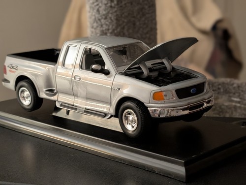 Bold silver 1999 ford 150 - silver,