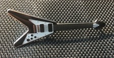 GIBSON FLYING V GUITAR ENAMEL PIN BADGE LOVELY GIFT FOR MUSIC LOVERS (PB16)  