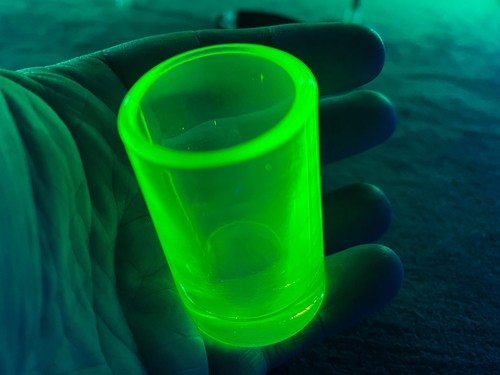 Uranium vaseline glass yellow - uranium,