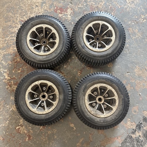 Golf buggy tyres on - on, split