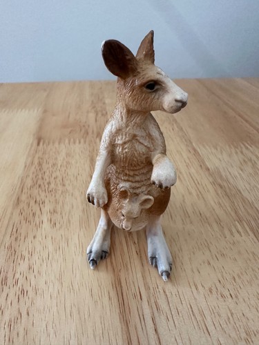 Schleich 14174 female kangaroo - schleich,