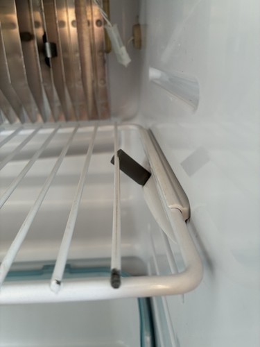 Shelf securing clip for - shelf,