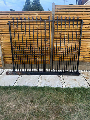 Set iron gates - of, post
