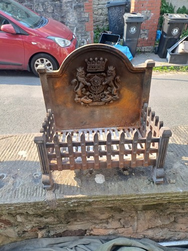 Royal coat arms cast - royal,