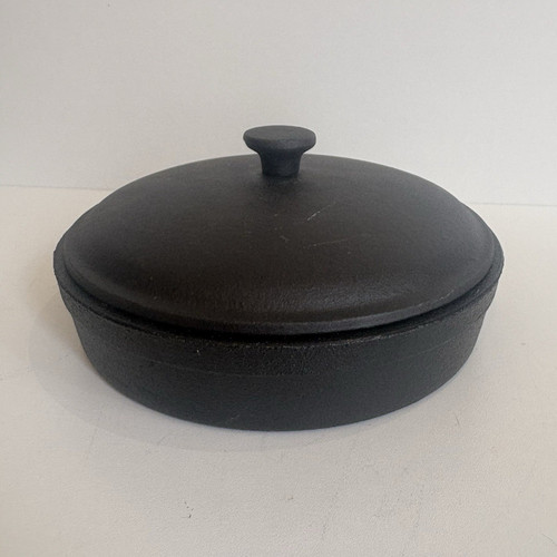 Cast iron round dish with - cast,