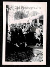 GROUP POSING SIDEWALK CHARTER BUS ROADTRIP OLD/VINTAGE PHOTO- B590