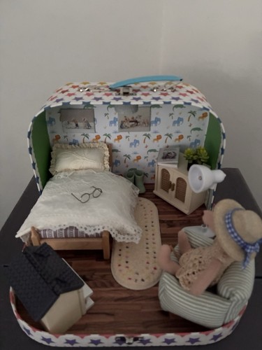 Medium dolls house suitcase - medium,
