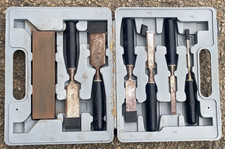 Set of 6 x Vintage Bevel Edged Chisels Carpenters Tools in Case With Stone