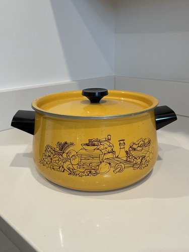 Enamelware pot harvest - pot, gold