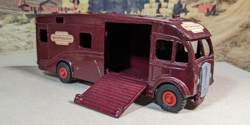 Vintage dinky toys horse box - horse,