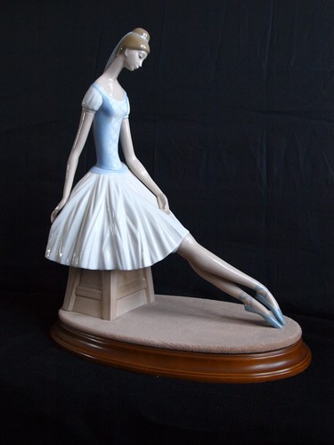 Nao lladro large - large, retired