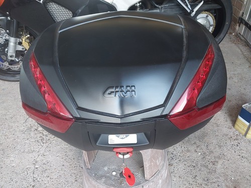 Givi v47 top box black - top, good