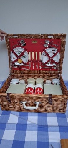 Brexton vintage picnic basket - vintage,