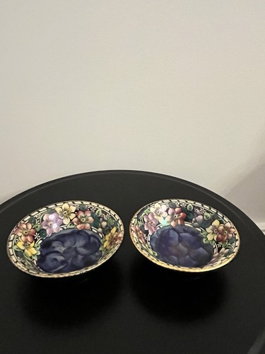 Pair maling bowls made - of,